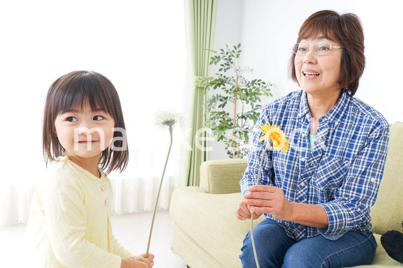 祖母に花をあげる子ども