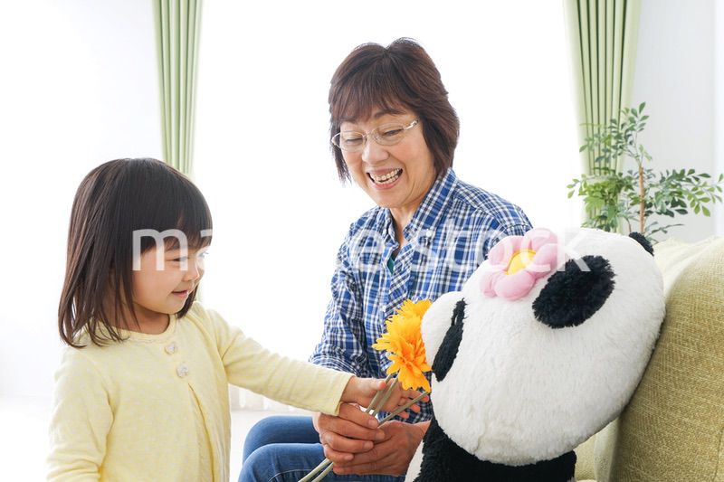 祖母に花をあげる子ども