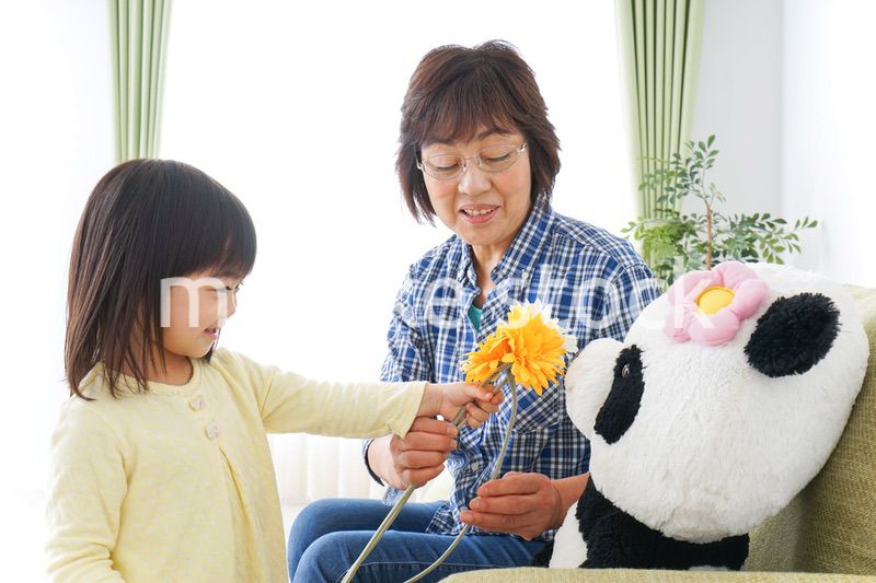 祖母に花をあげる子ども