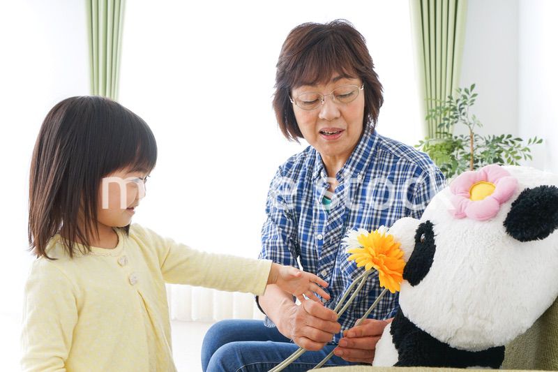 祖母に花をあげる子ども