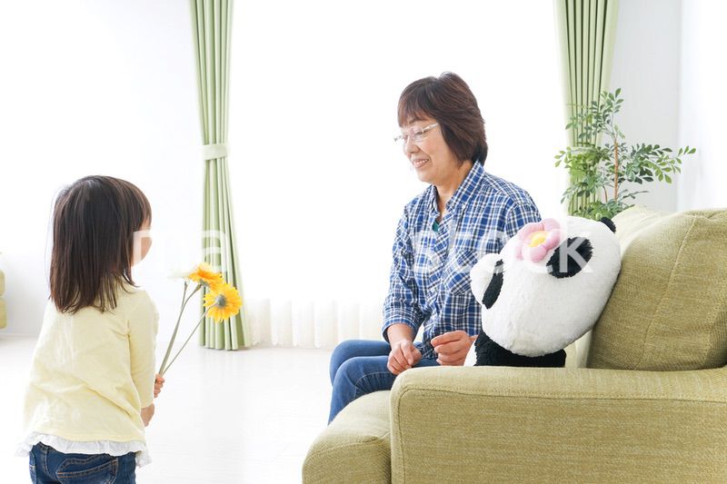 祖母に花をあげる子ども