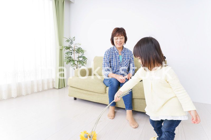 おばあちゃんと遊ぶ小さな子供