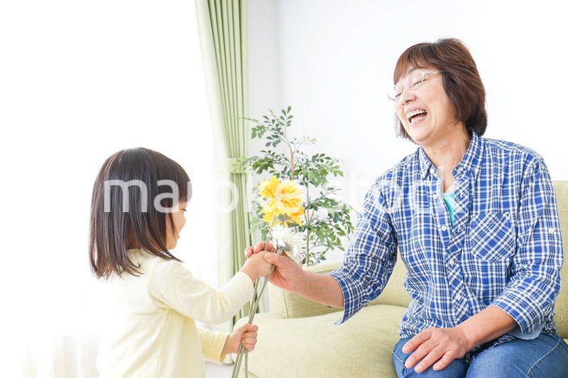 祖母に花をあげる子ども