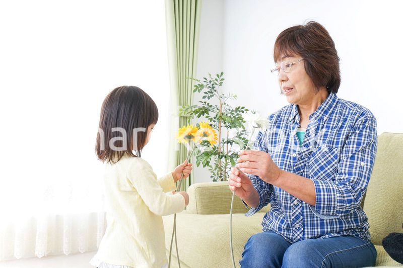 祖母に花をあげる子ども