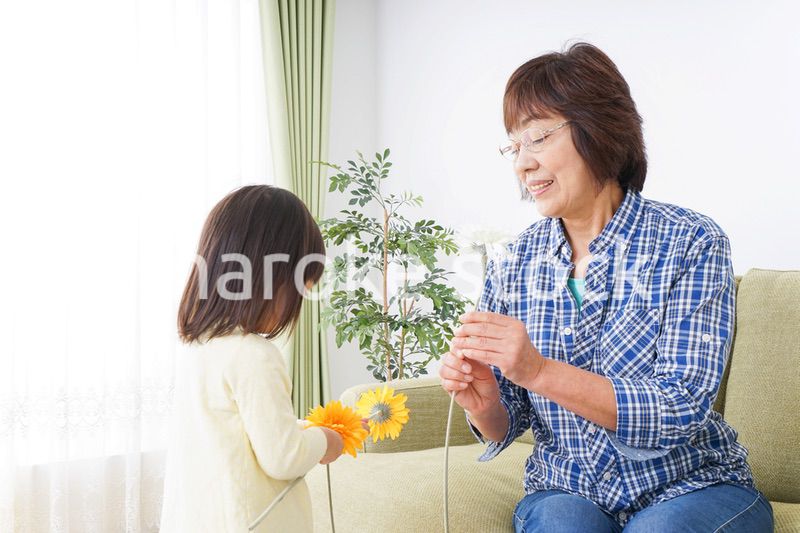 おばあちゃんと遊ぶ小さな子供