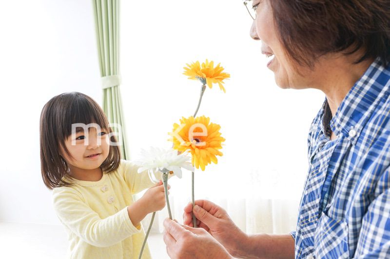 祖母に花をあげる子ども