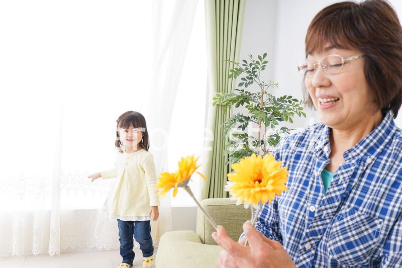 おばあちゃんと遊ぶ小さな子供