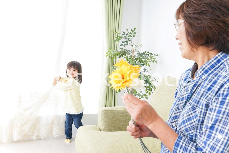 祖母に花をあげる子ども