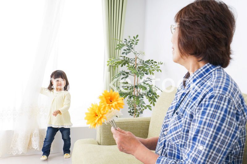 おばあちゃんと遊ぶ小さな子供