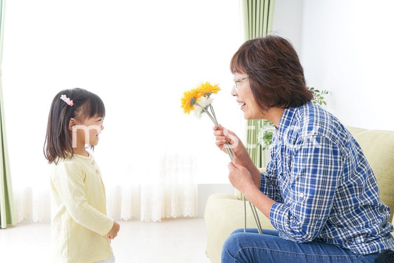 祖母に花をあげる子ども