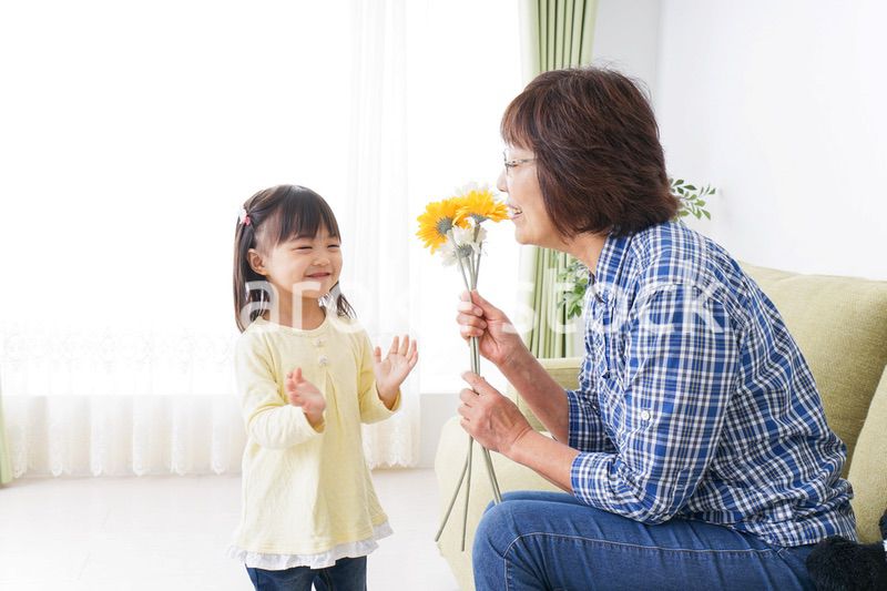 おばあちゃんと遊ぶ小さな子供