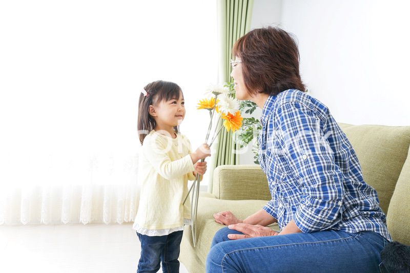 祖母に花をあげる子ども