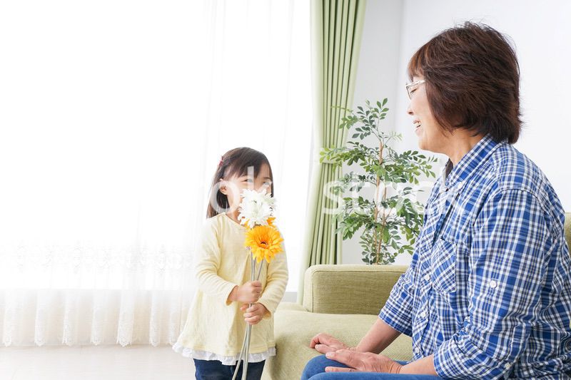 おばあちゃんと遊ぶ小さな子供
