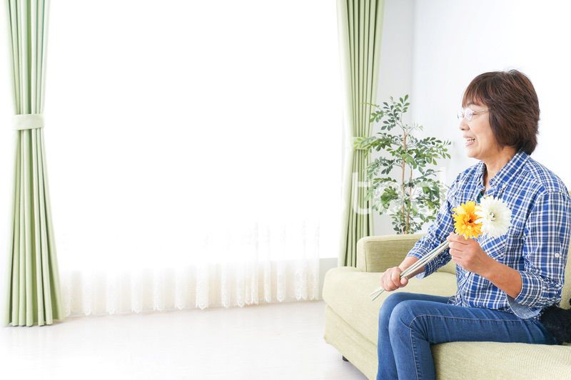 祖母に花をあげる子ども