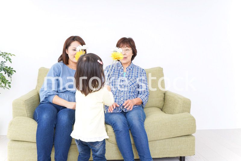 おばあちゃんにお花を渡す子供