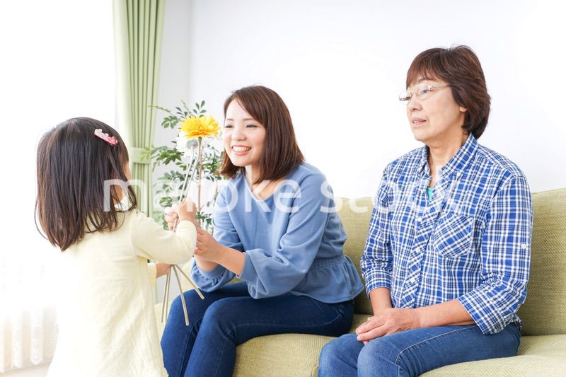 おばあちゃんにお花を渡す子供