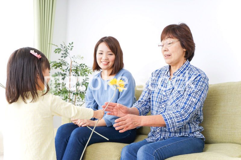 おばあちゃんにお花を渡す子供