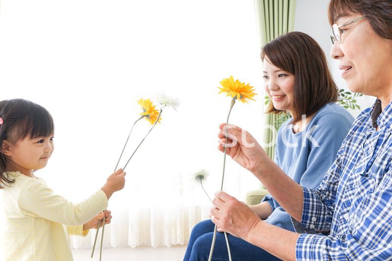 おばあちゃんにお花を渡す子供