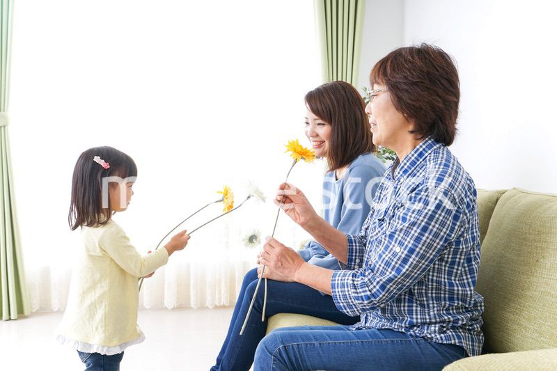おばあちゃんにお花を渡す子供