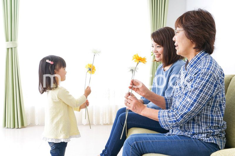 おばあちゃんにお花を渡す子供