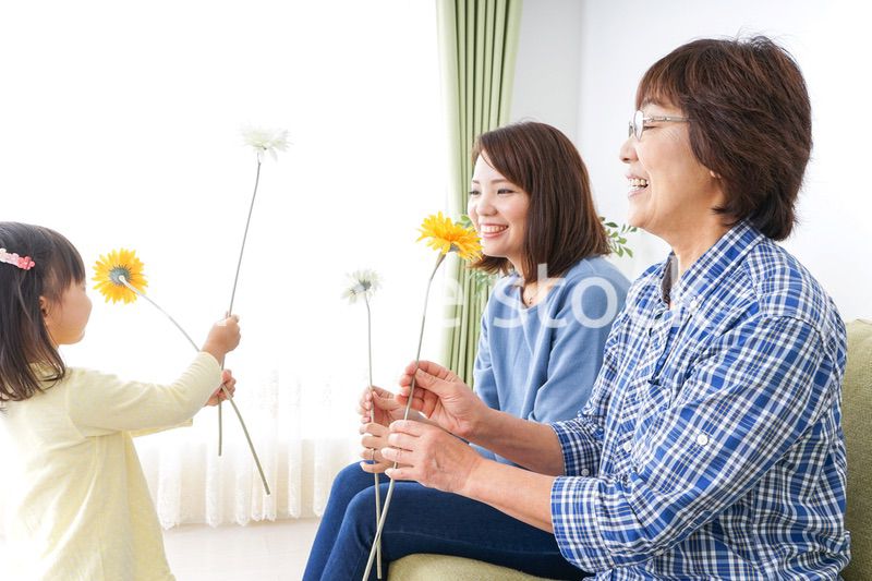 おばあちゃんにお花を渡す子供