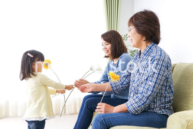 おばあちゃんにお花を渡す子供