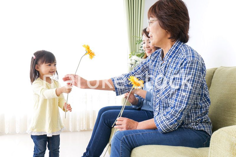 おばあちゃんにお花を渡す子供