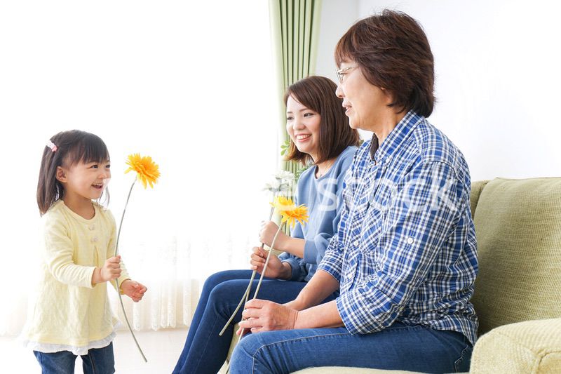 おばあちゃんにお花を渡す子供