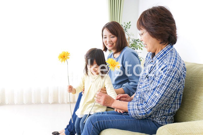 おばあちゃんにお花を渡す子供