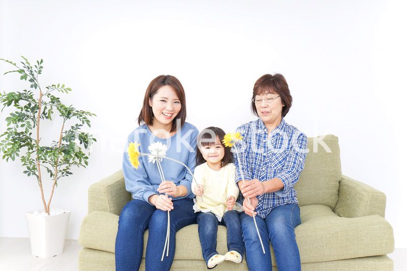 おばあちゃんにお花を渡す子供