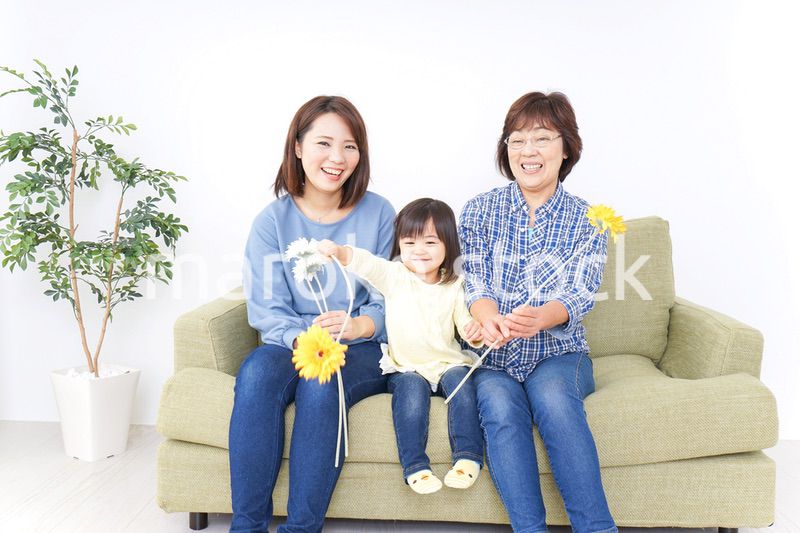 おばあちゃんにお花を渡す子供