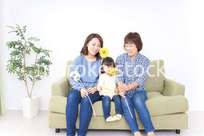 おばあちゃんにお花を渡す子供