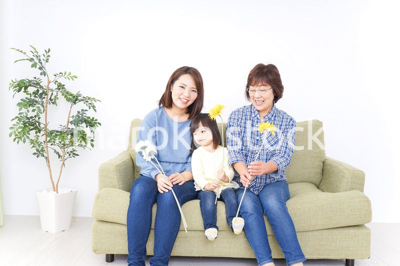 おばあちゃんにお花を渡す子供