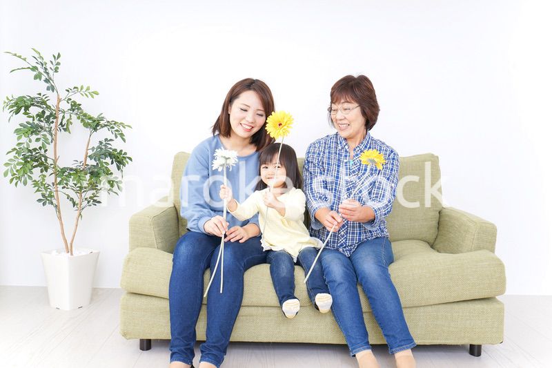 おばあちゃんにお花を渡す子供