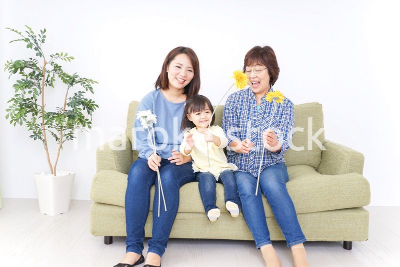 おばあちゃんにお花を渡す子供