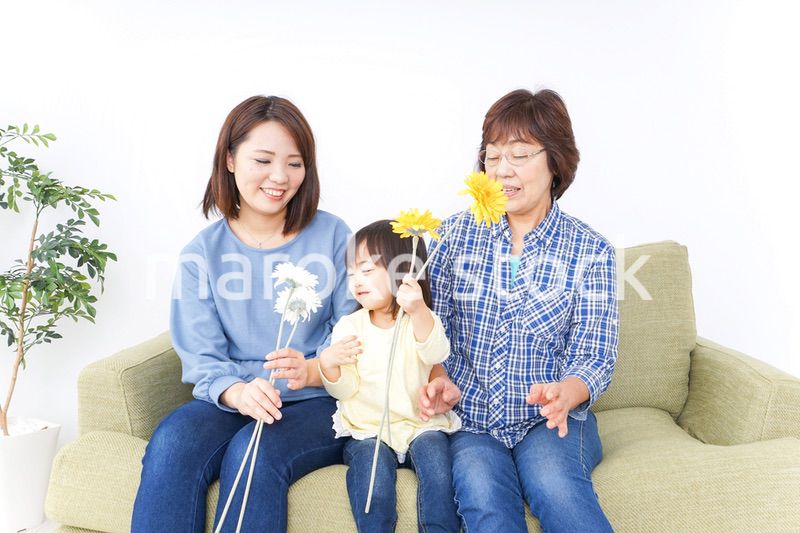 おばあちゃんにお花を渡す子供