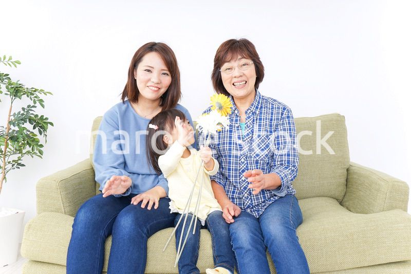 おばあちゃんにお花を渡す子供