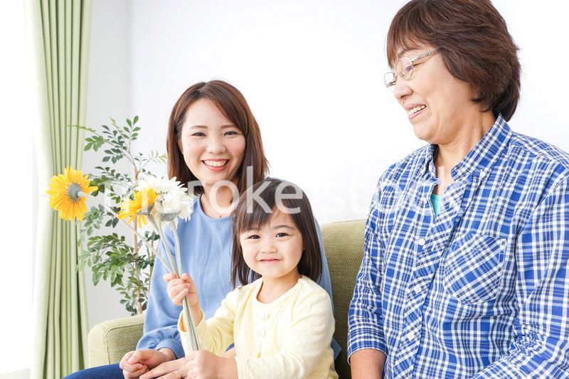 おばあちゃんにお花を渡す子供