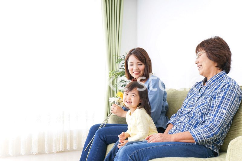 おばあちゃんにお花を渡す子供