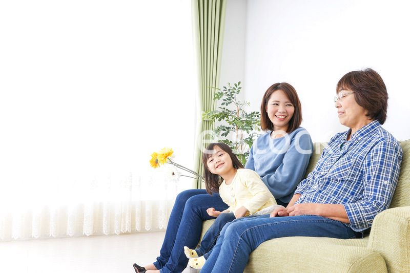 おばあちゃんにお花を渡す子供