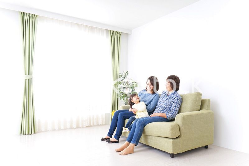 おばあちゃんにお花を渡す子供