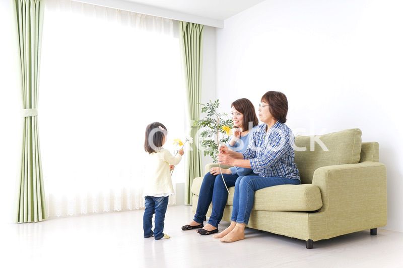 おばあちゃんにお花を渡す子供