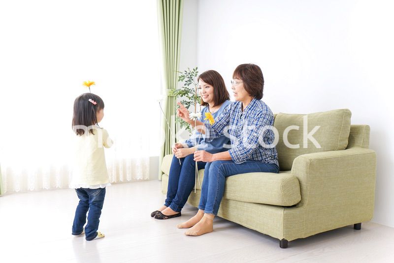 おばあちゃんにお花を渡す子供