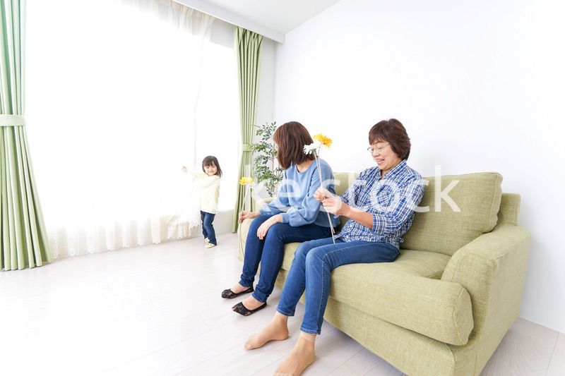 おばあちゃんにお花を渡す子供