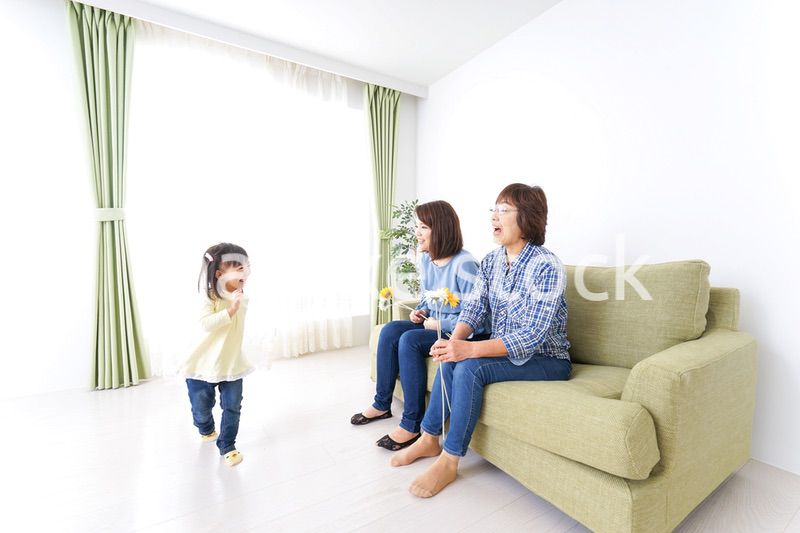 おばあちゃんにお花を渡す子供