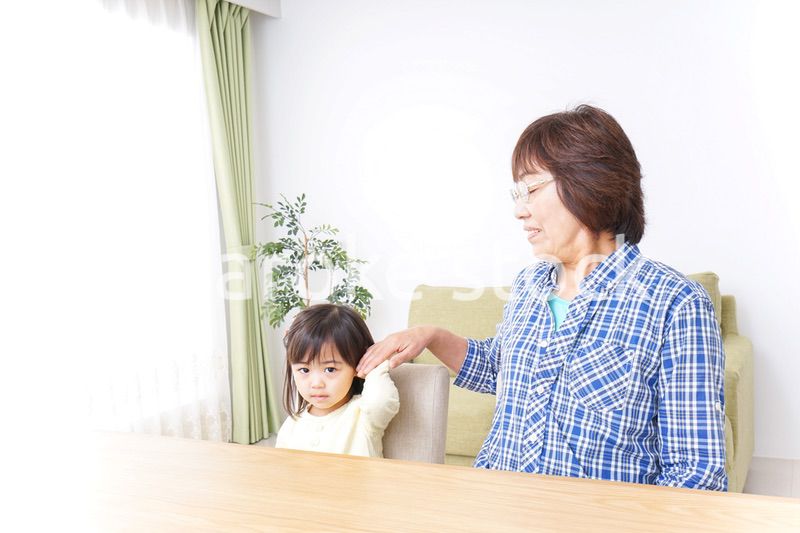 おばあちゃんと遊ぶ子ども