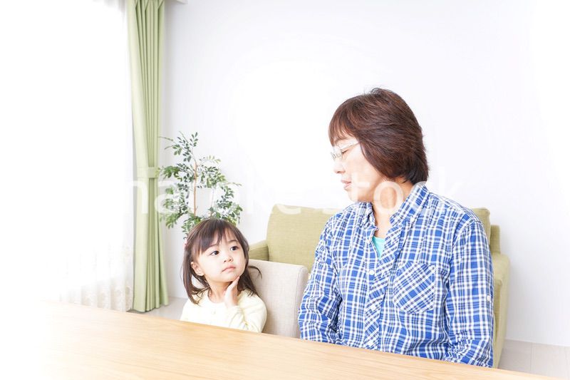 おばあちゃんと遊ぶ子ども