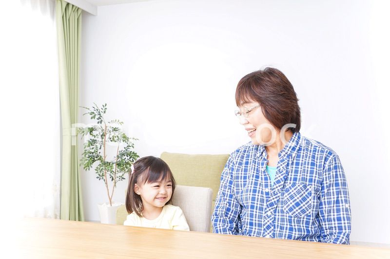 おばあちゃんと遊ぶ子ども