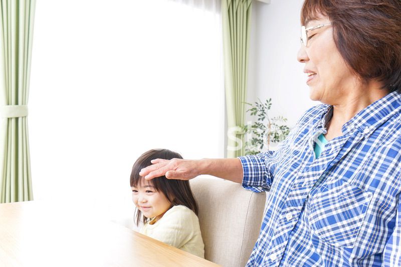 おばあちゃんと遊ぶ子ども