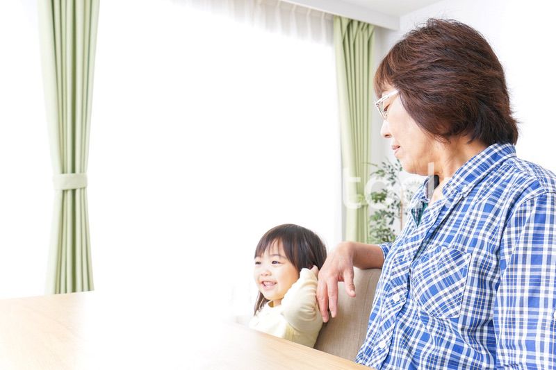 おばあちゃんと遊ぶ子ども